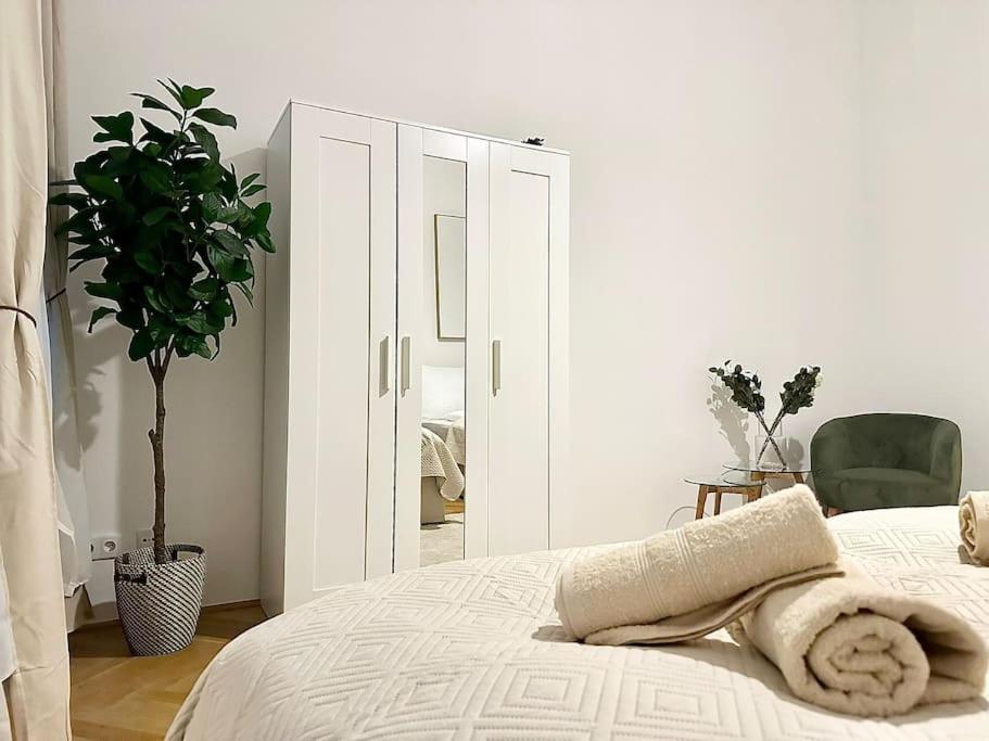 Close To Metro, 10 Minutes To Mariahilferstrasse Apartment