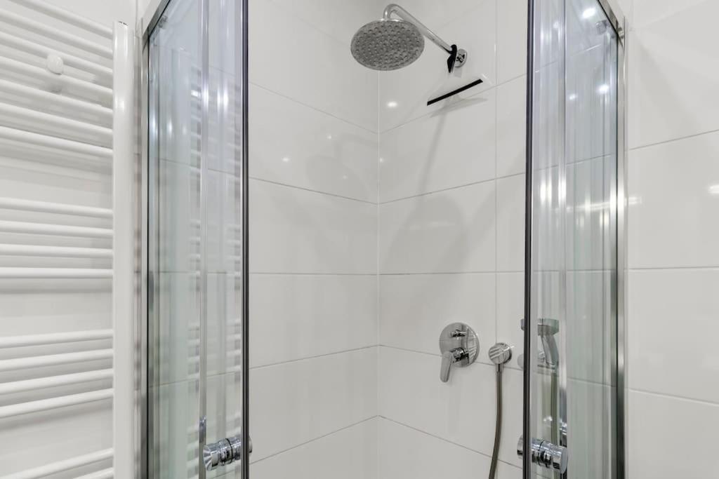Very Spacious 4br Close To Matzleinsdorferplatz Apartment Vienna