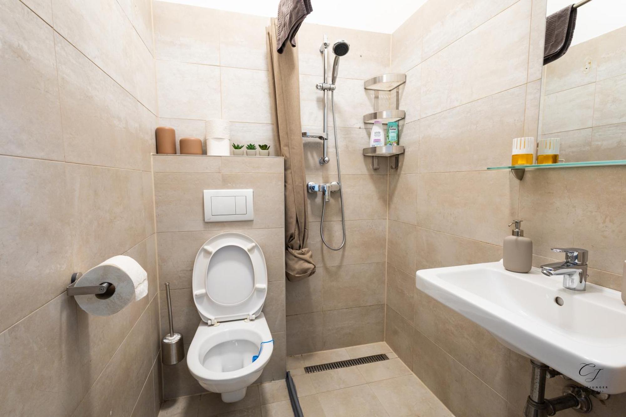 Apartment Market Retreat Near Hbh *