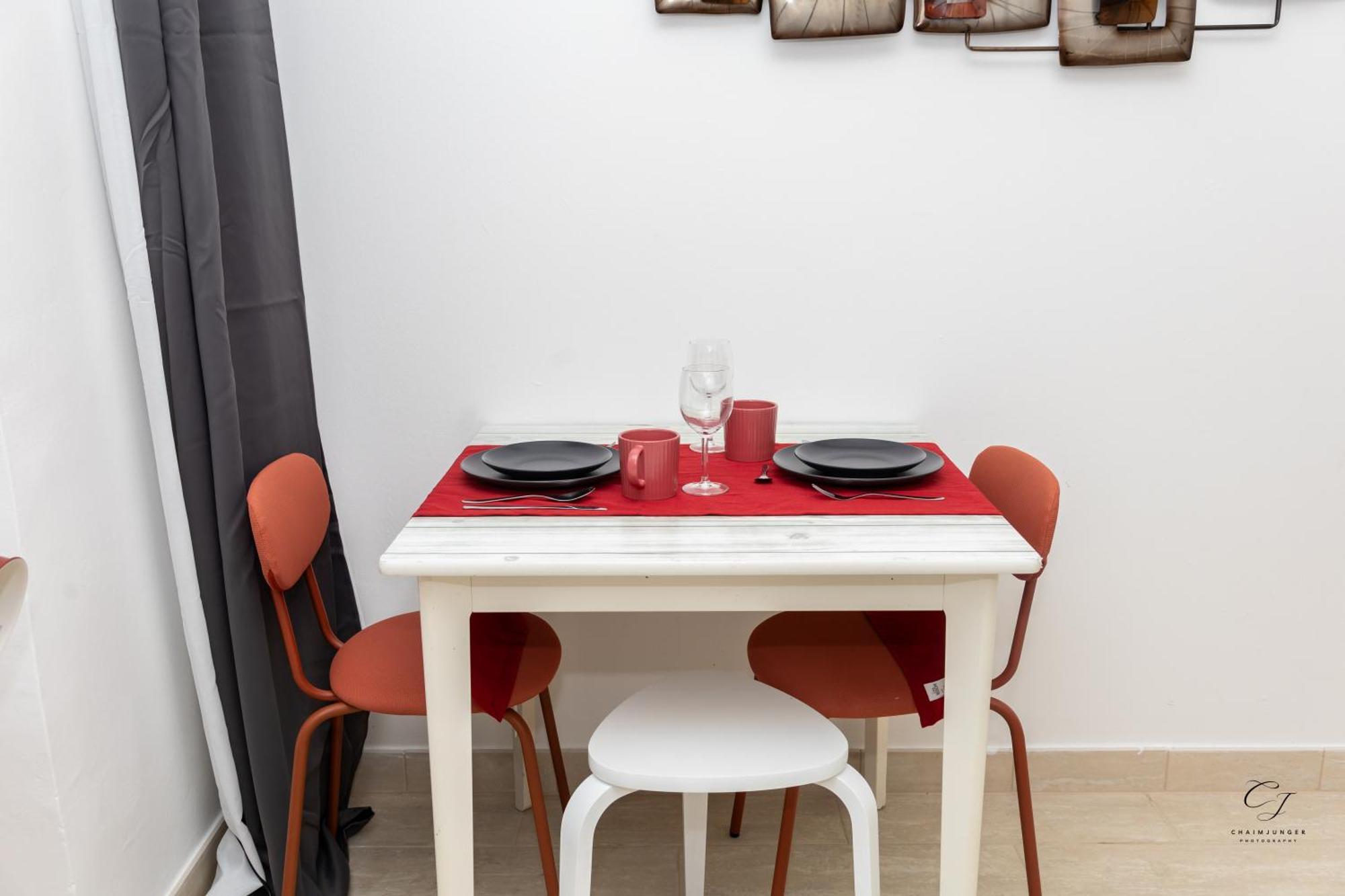 Market Retreat Near Hbh Apartment