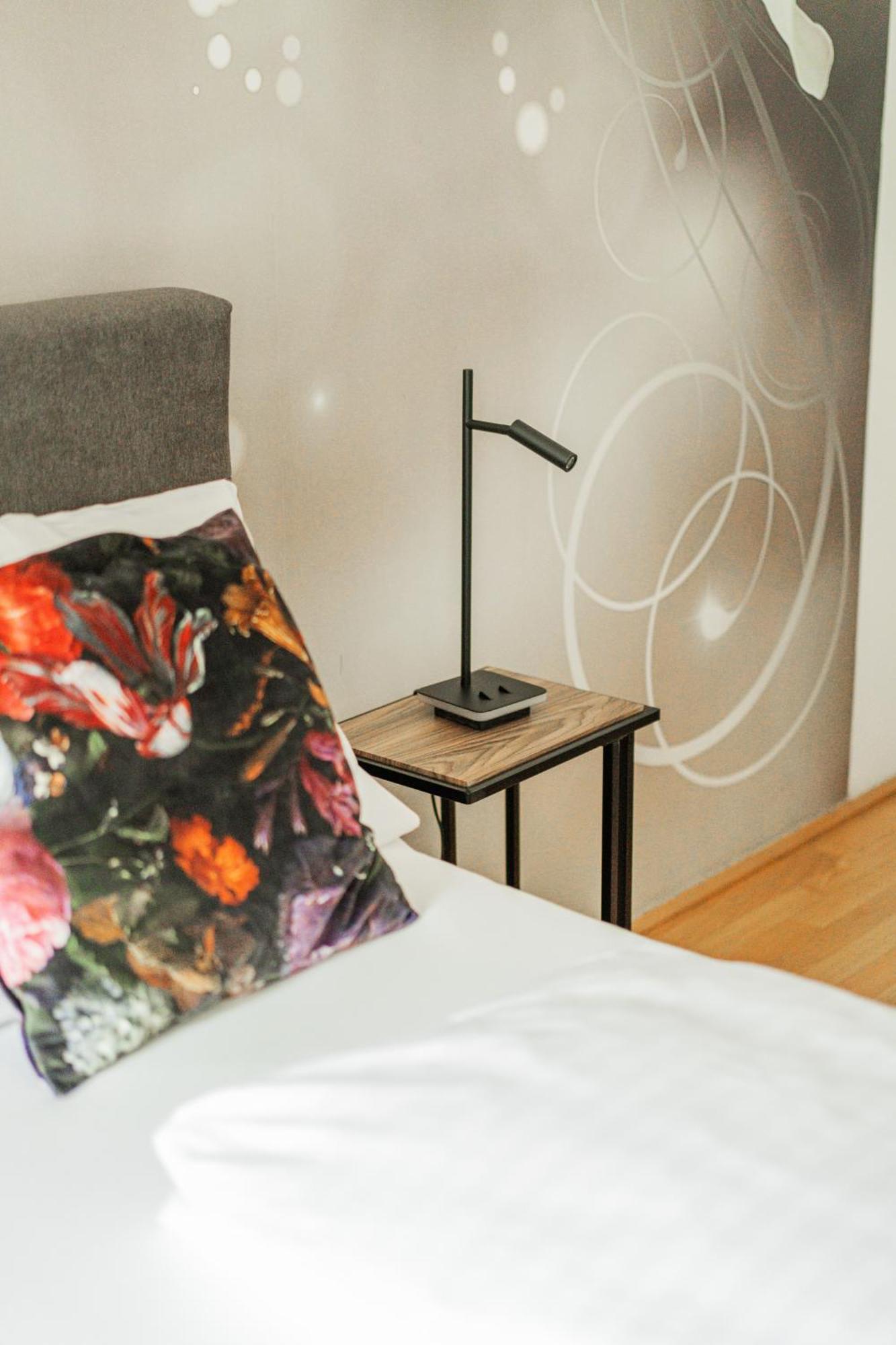 Stylish Nest For 4 *