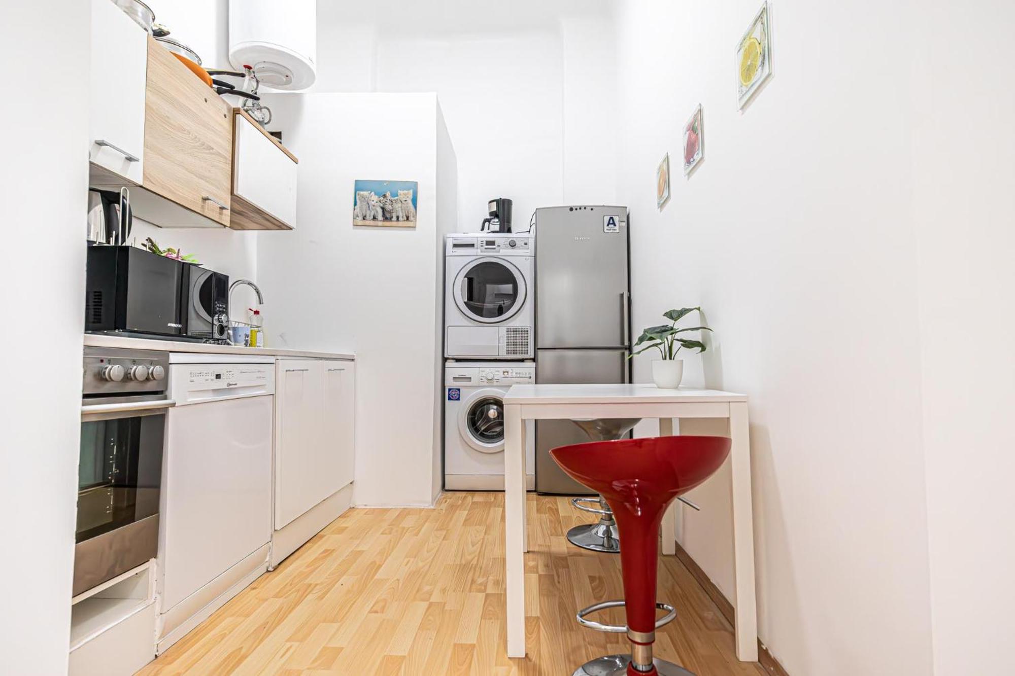 In A Shared Apartment, 6min To Lugner City Apartamento *