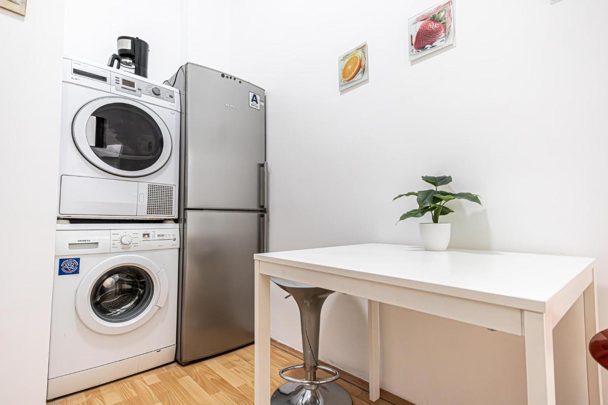 In A Shared Apartment, 6min To Lugner City Viena