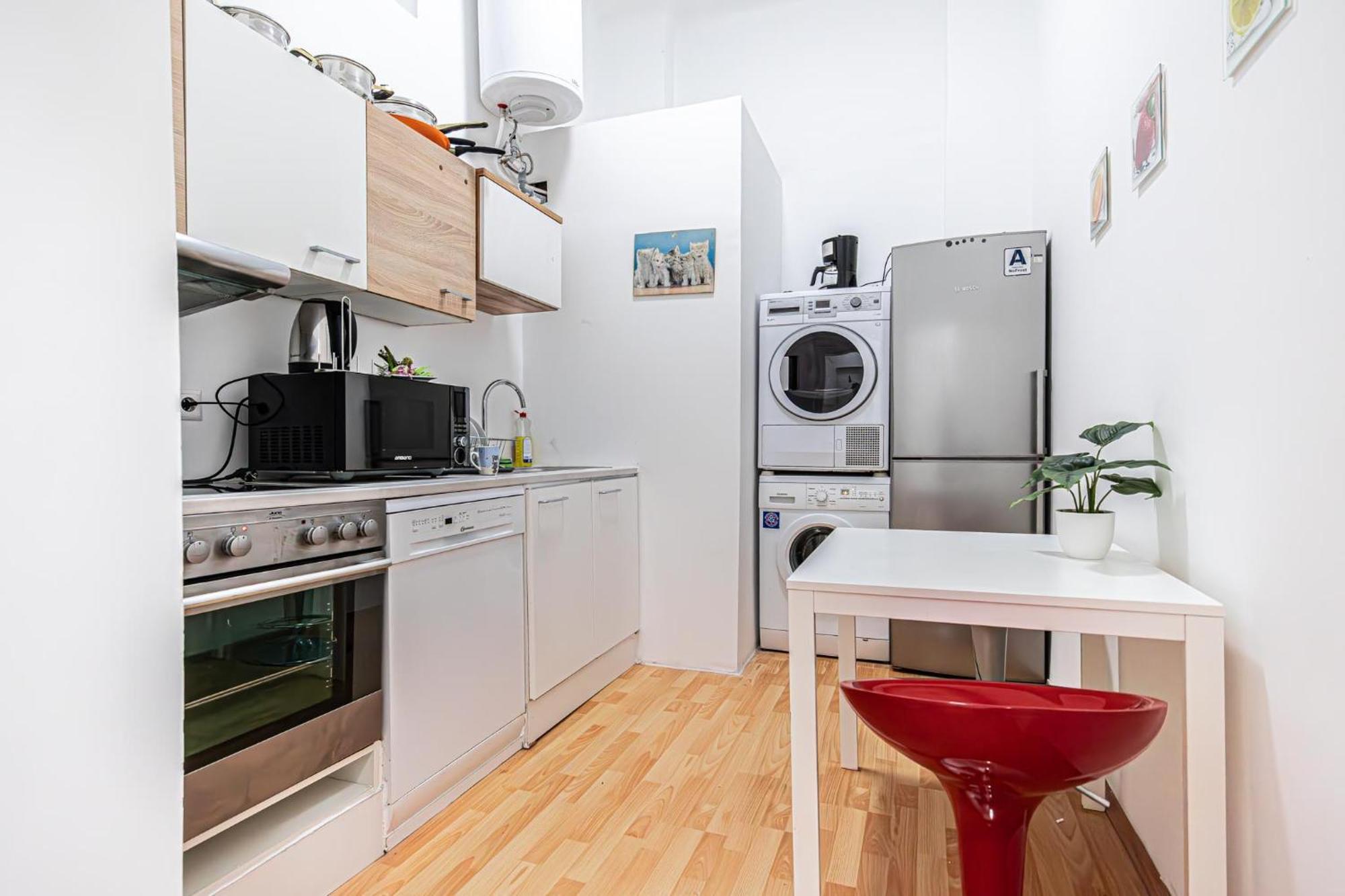 In A Shared Apartment, 6min To Lugner City