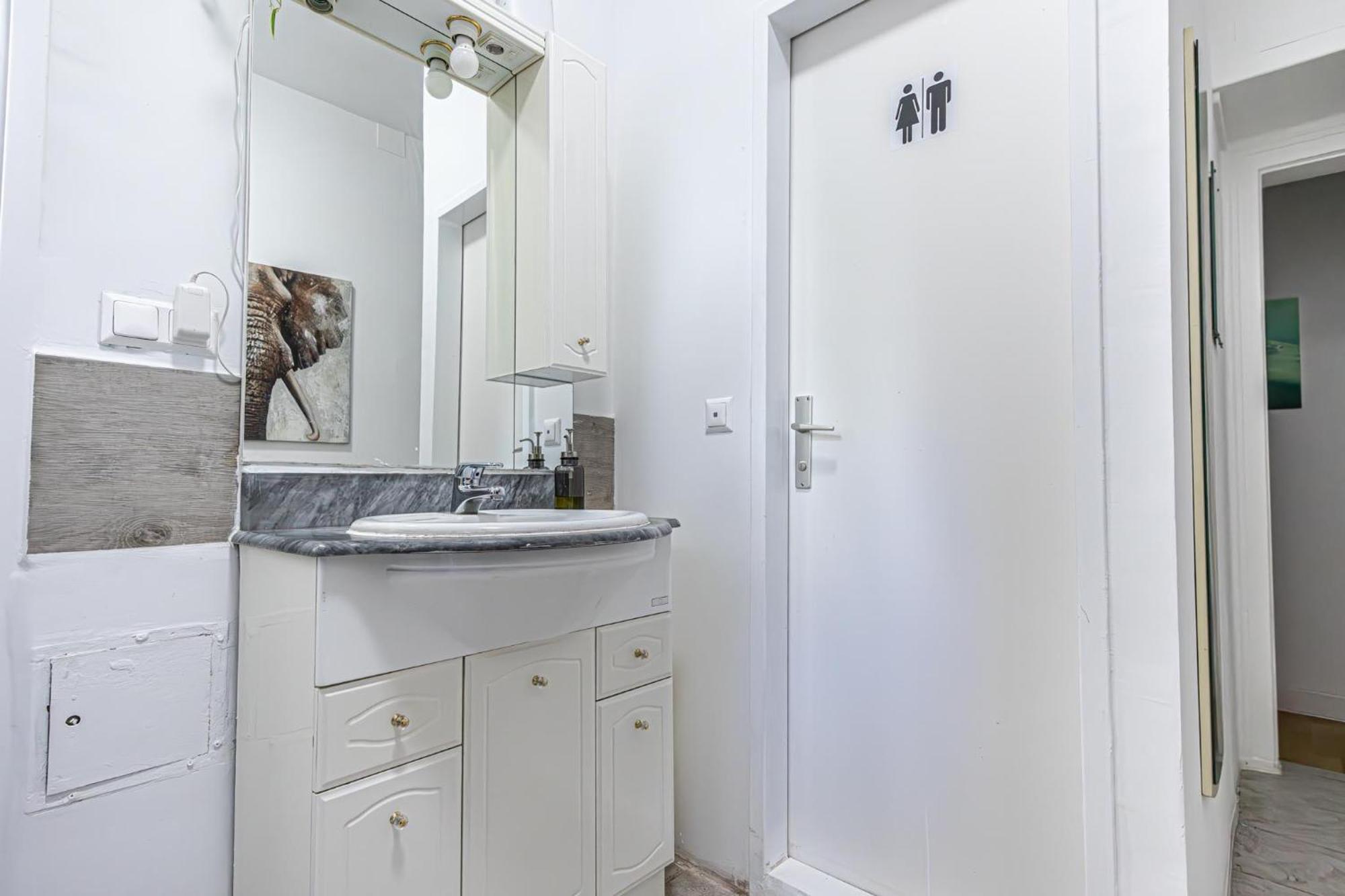In A Shared Apartment, 6min To Lugner City Viena