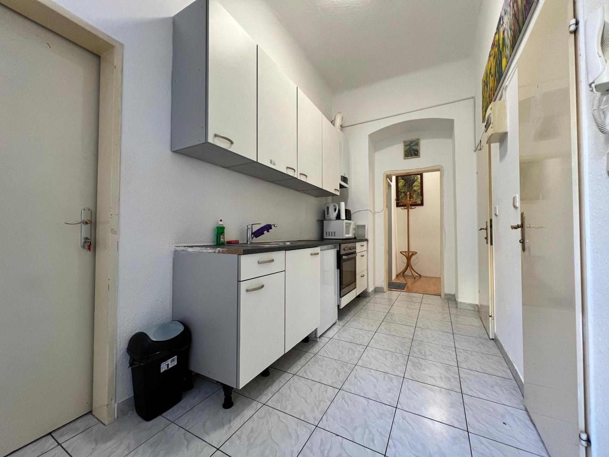 Affordable 3br Shared Apt Near Meidling Station Apartment
