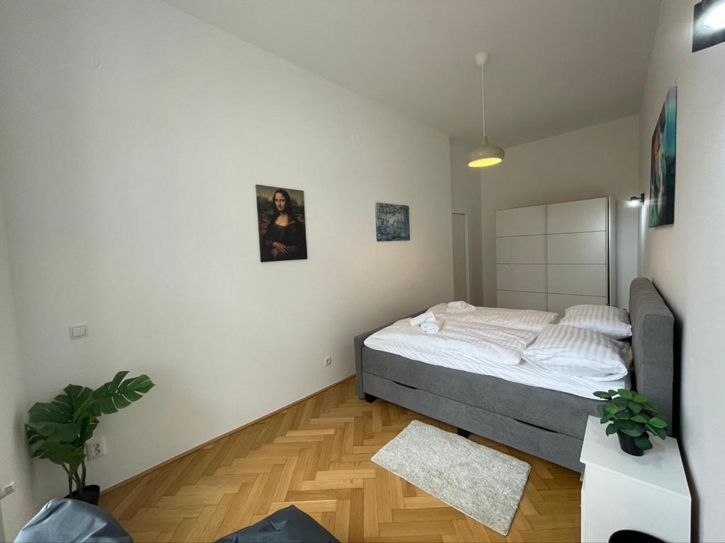 Apartment 4 Red Star 8