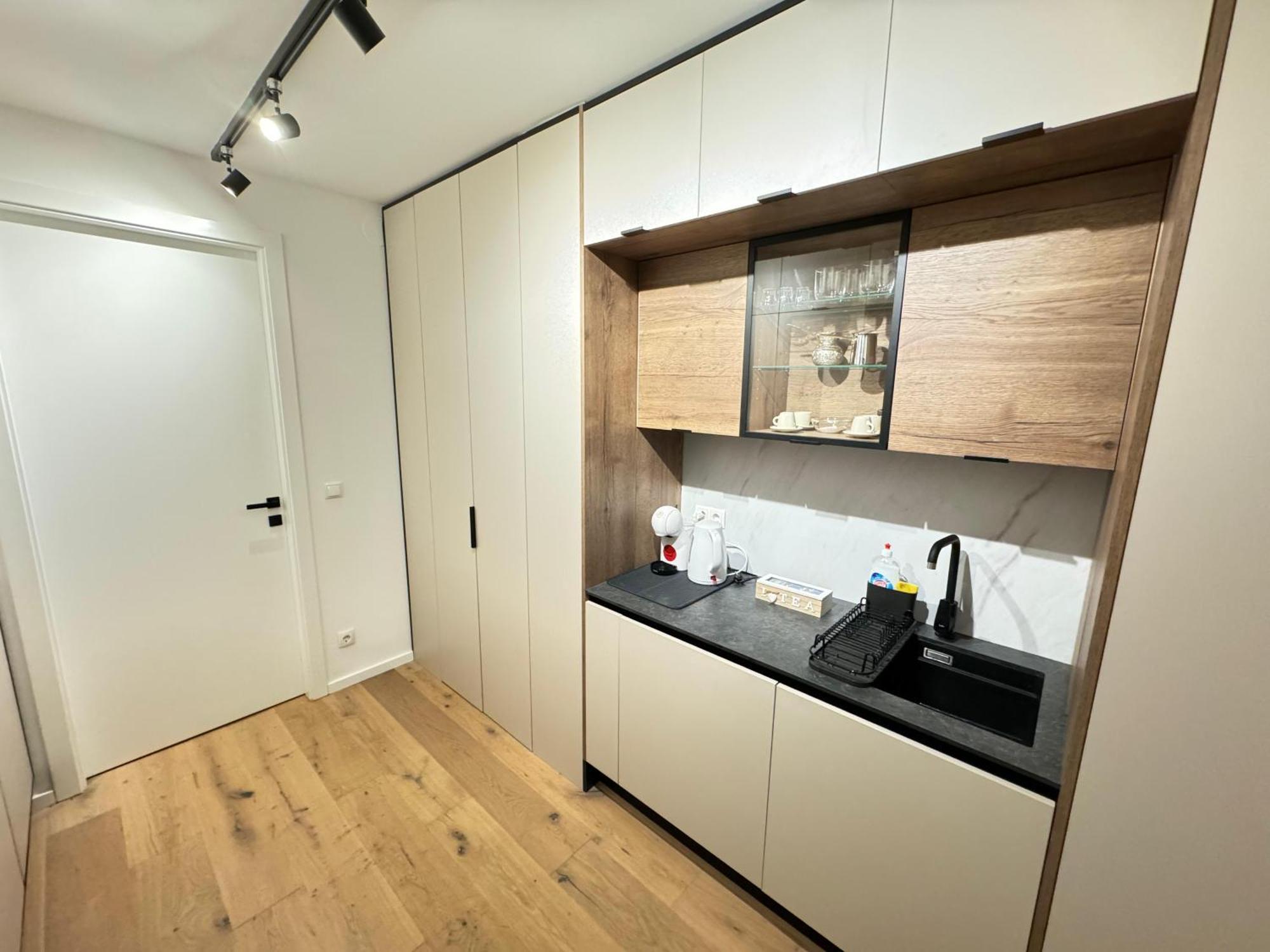 4 - - Center Wien
