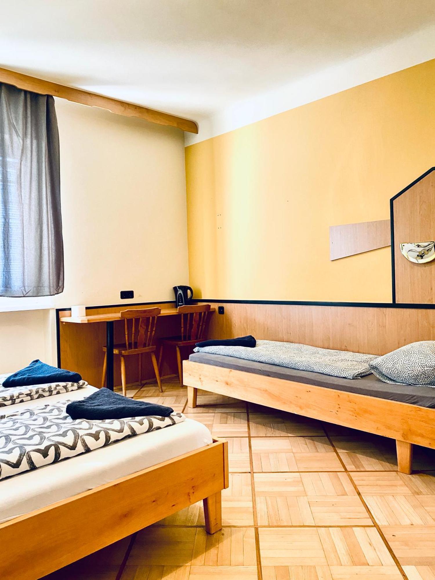 Affordable Central Rooms, 10-min To Lugner City Appartamento *