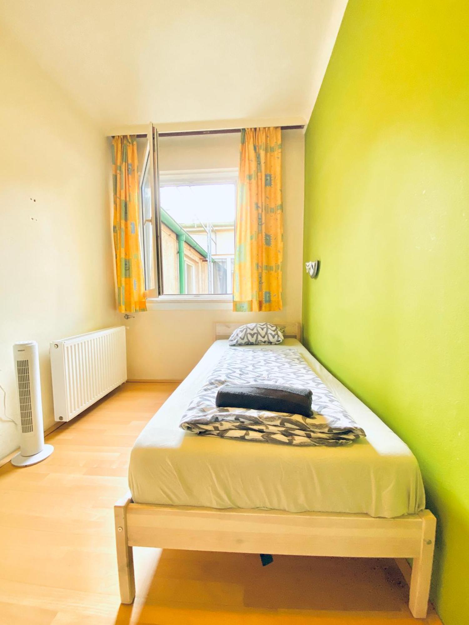 Affordable Central Rooms, 10-min To Lugner City Appartamento *
