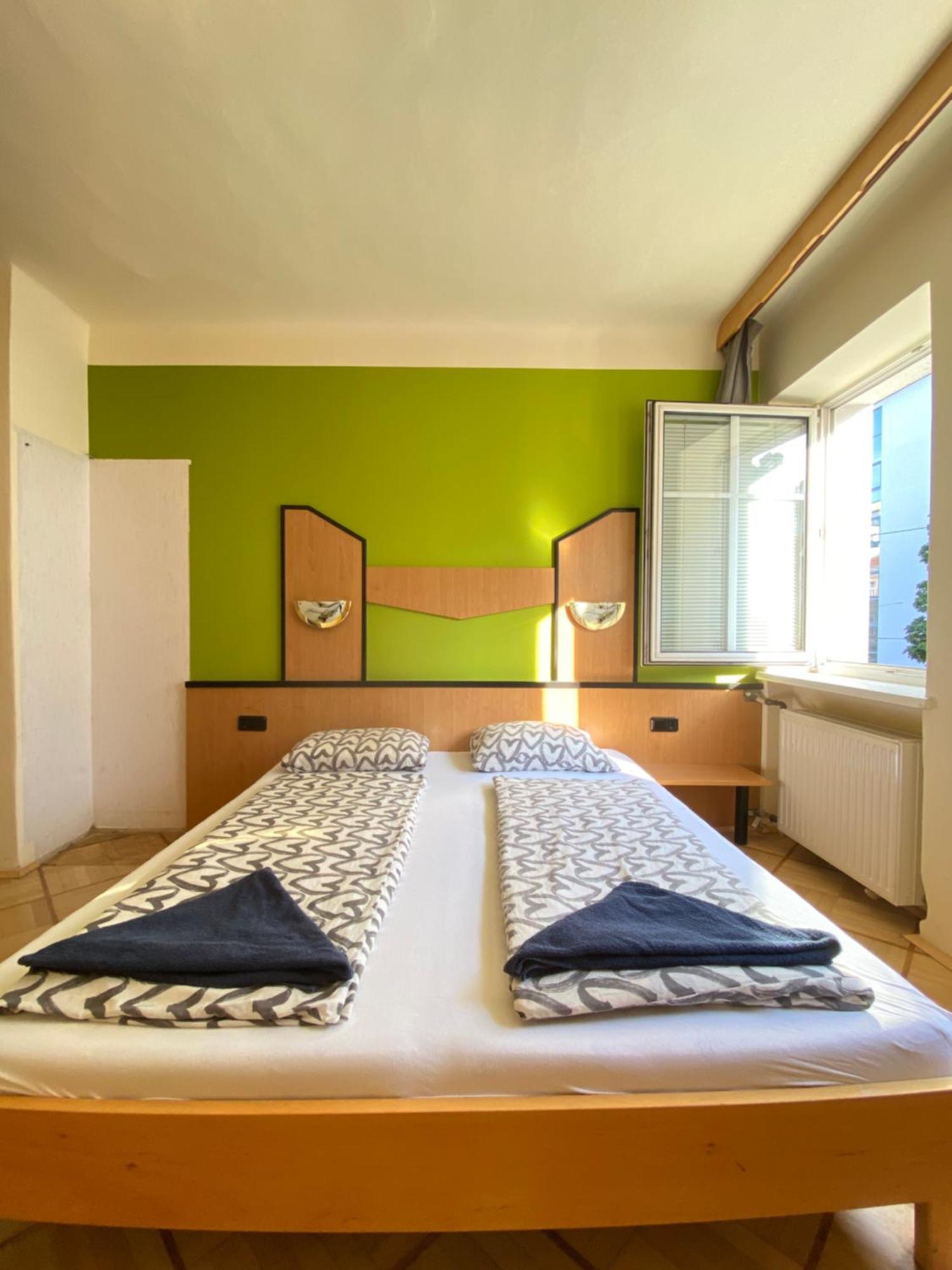 Affordable Central Rooms, 10-min To Lugner City Appartamento *