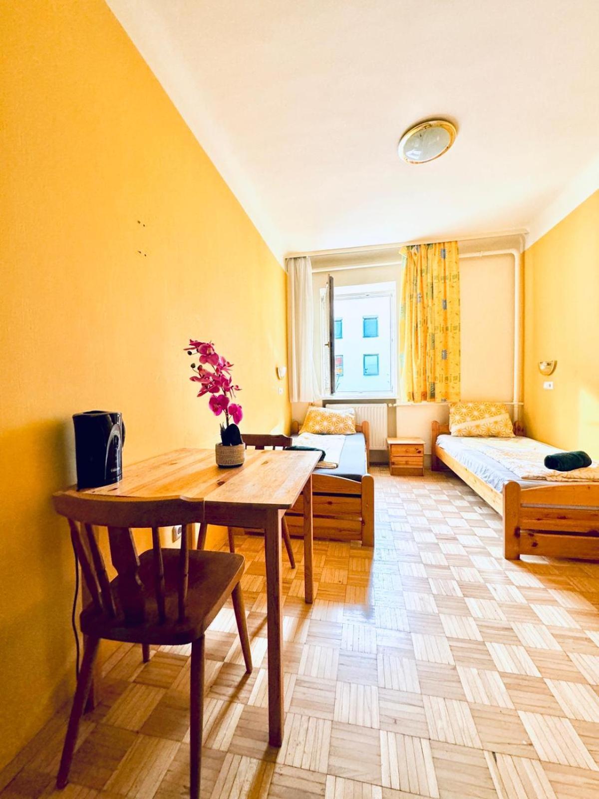 Appartamento Affordable Central Rooms, 10-min To Lugner City *