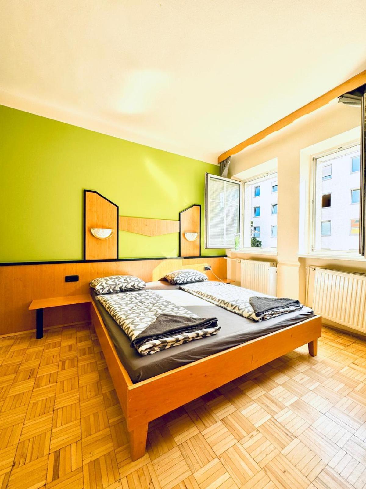 Affordable Central Rooms, 10-min To Lugner City Appartamento *