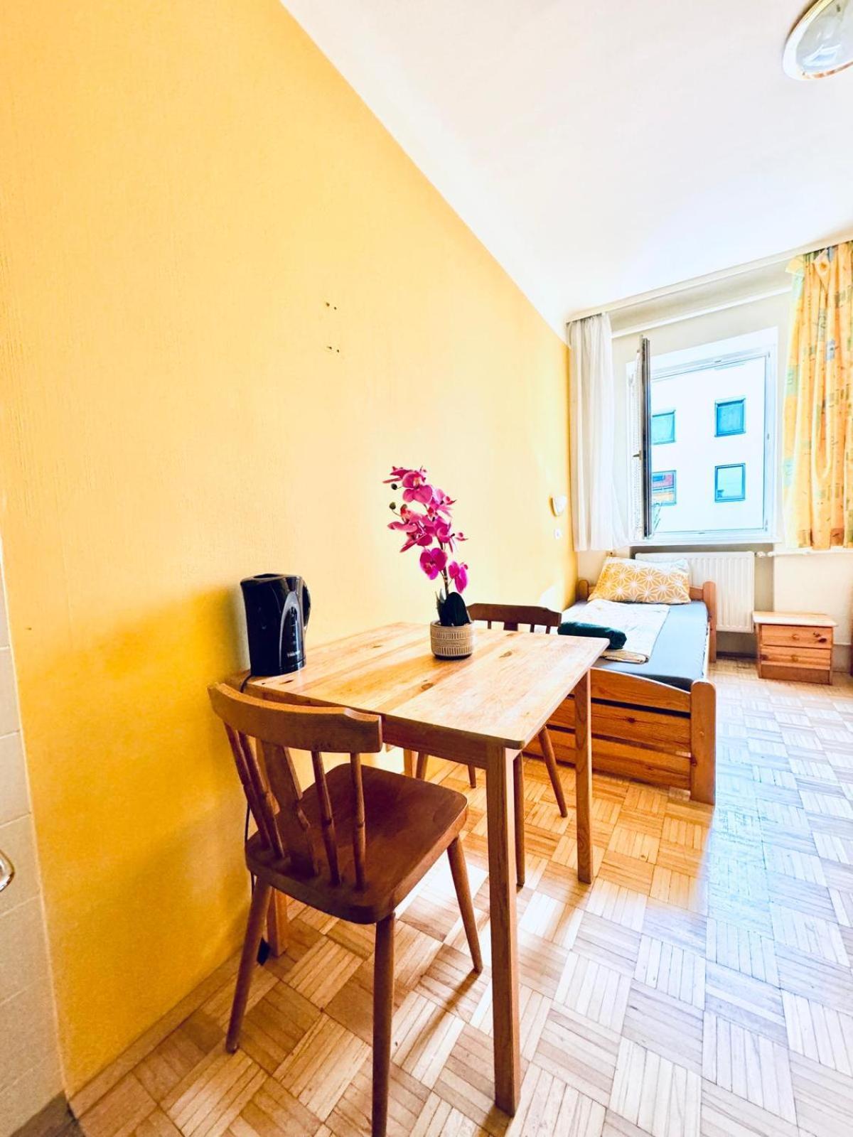 Affordable Central Rooms, 10-min To Lugner City *