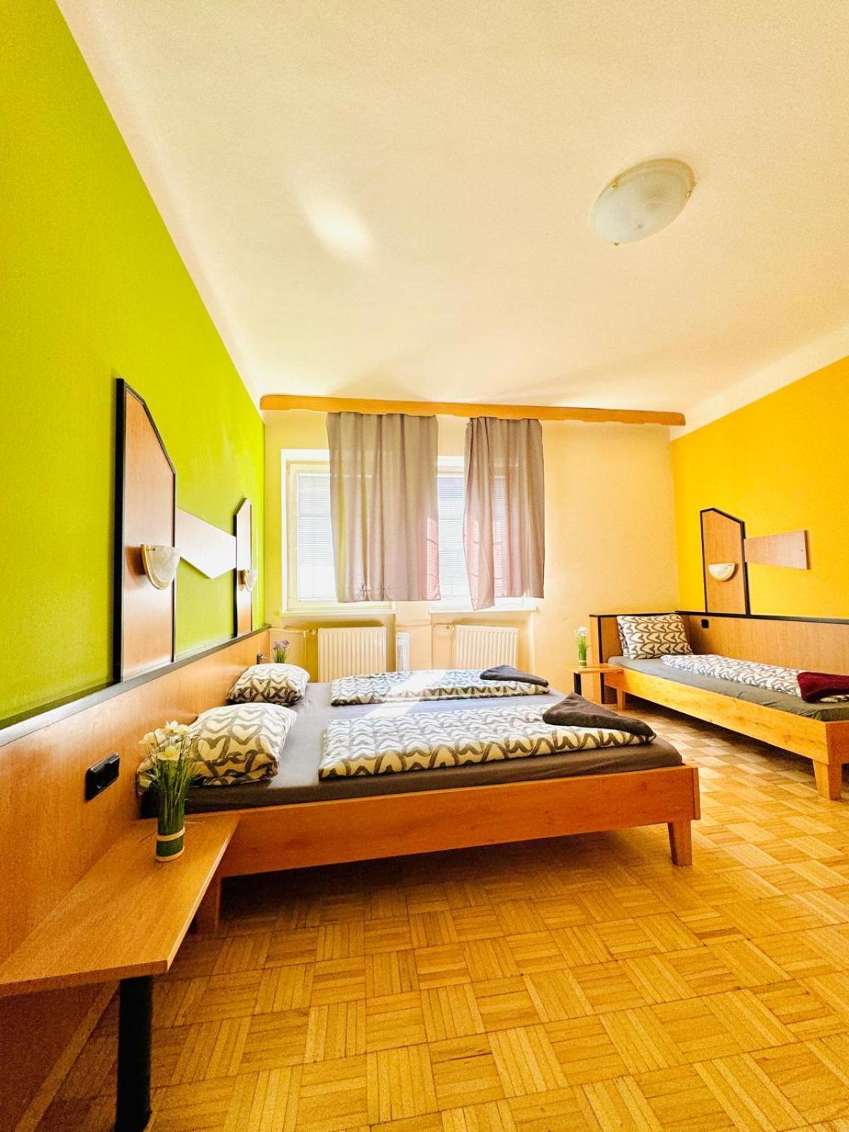 Affordable Central Rooms, 10-min To Lugner City Appartamento *