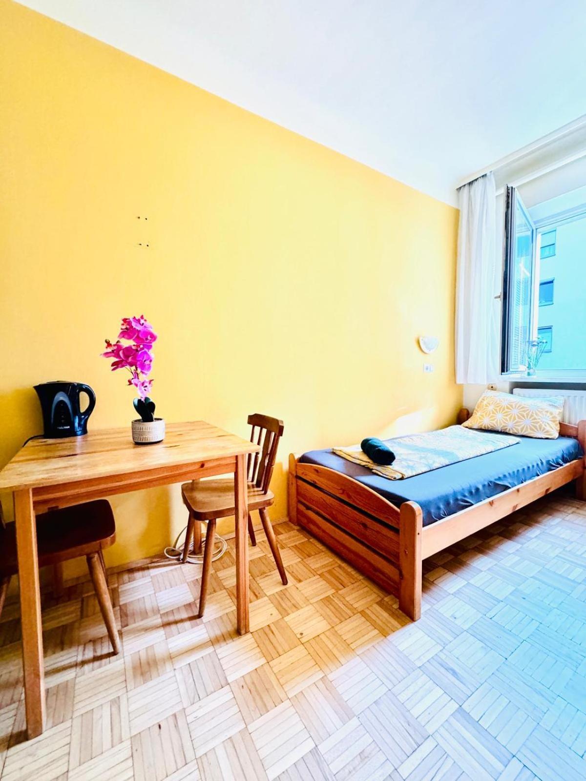 Affordable Central Rooms, 10-min To Lugner City * Vienna