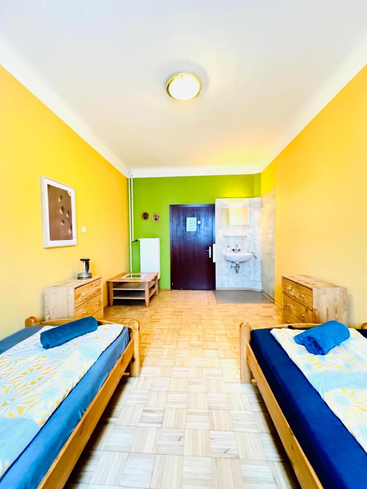 Affordable Central Rooms, 10-min To Lugner City Appartamento *