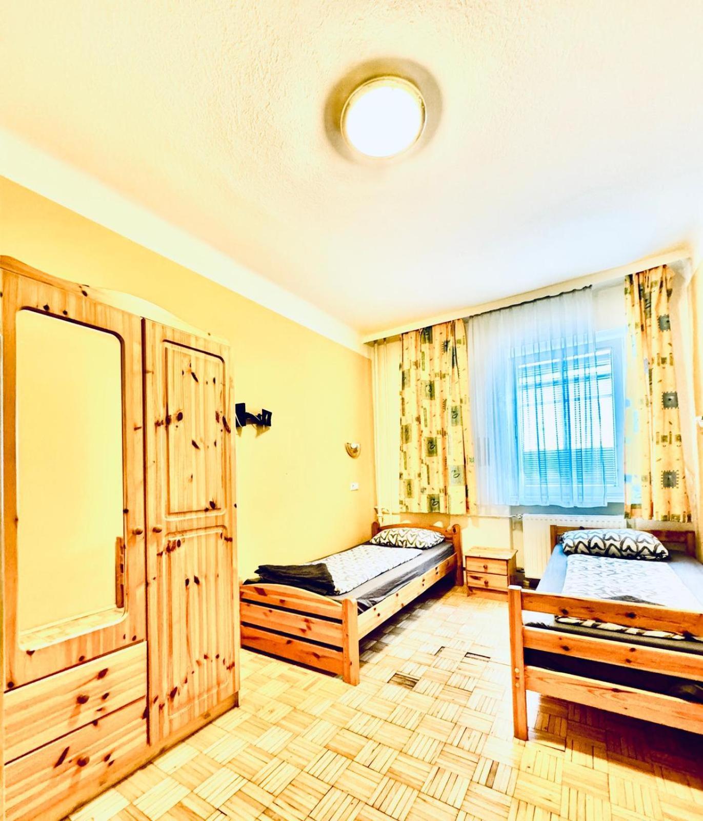 Affordable Central Rooms, 10-min To Lugner City Appartamento *