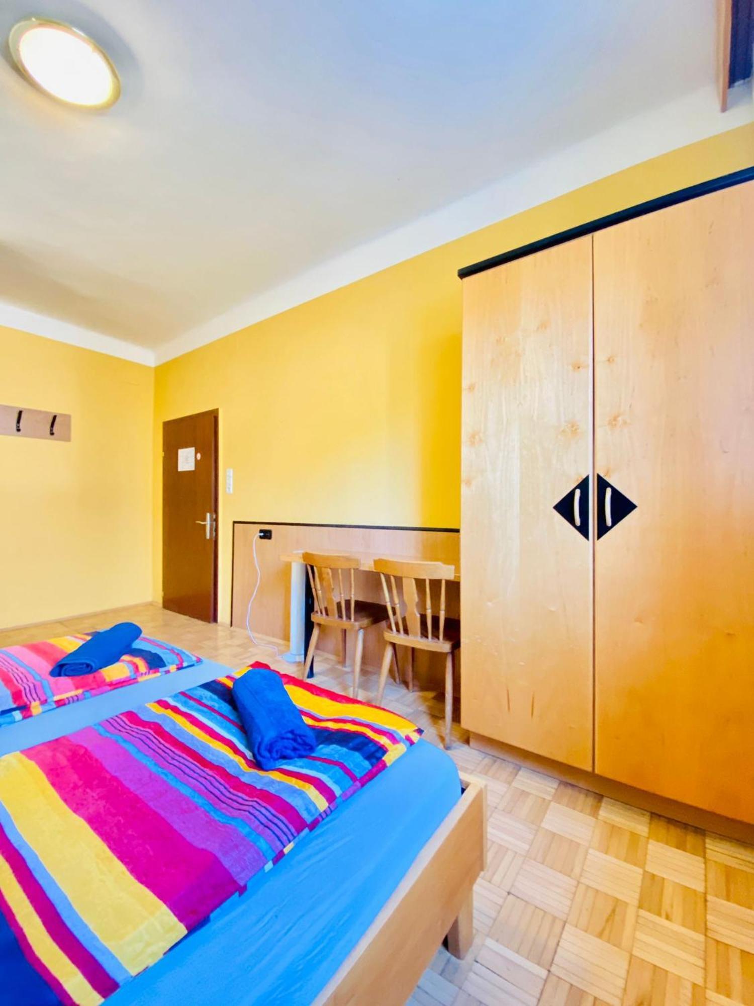 Affordable Central Rooms, 10-min To Lugner City Appartamento *