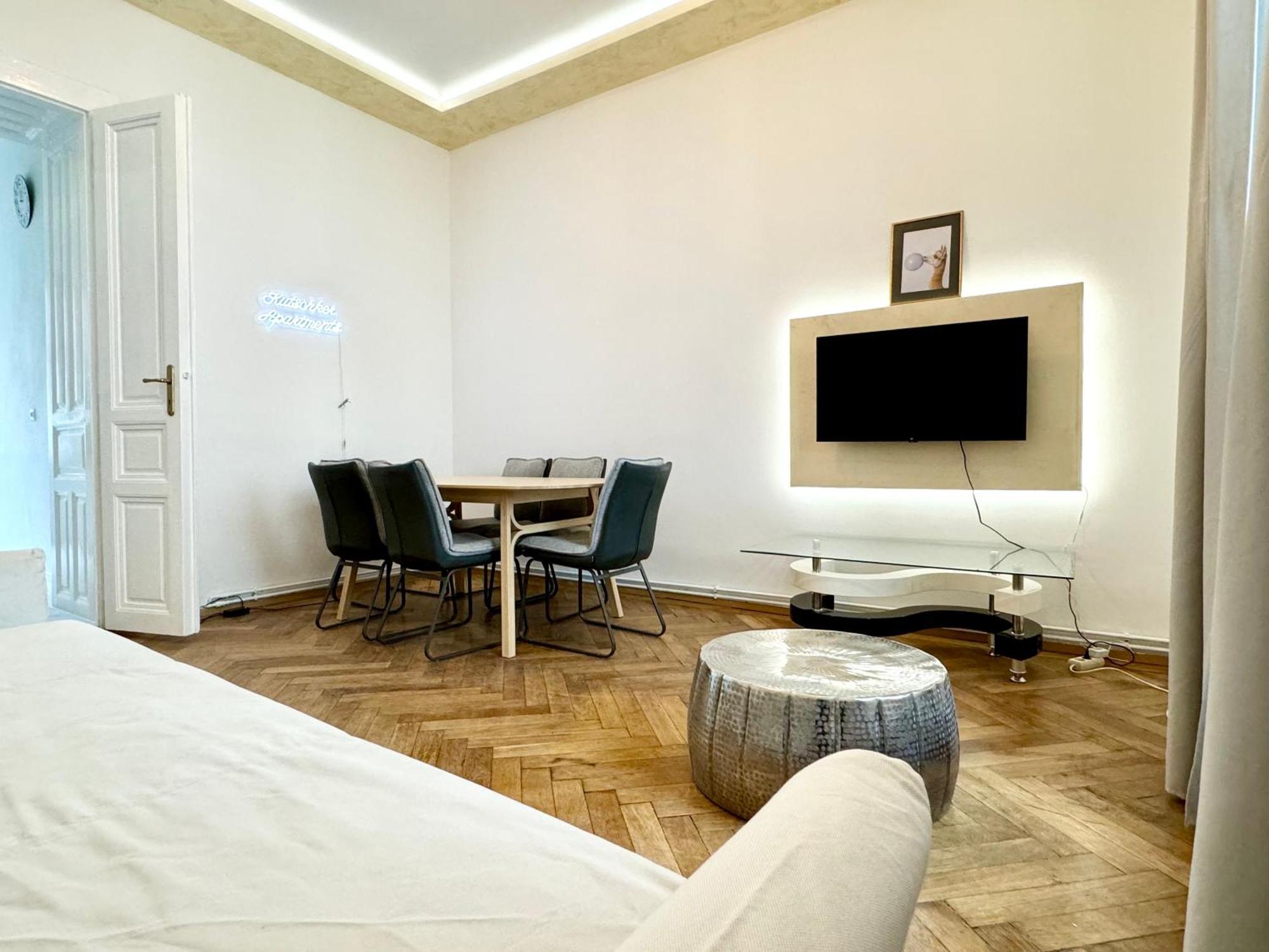 Luxury At Famous Kutschkermarkt Vienna