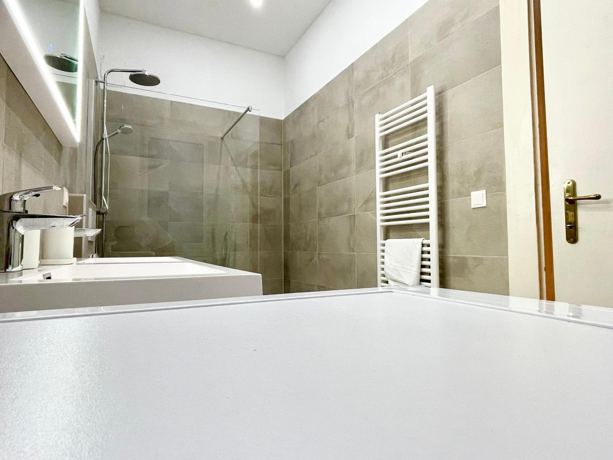 Luxury At Famous Kutschkermarkt Apartment *