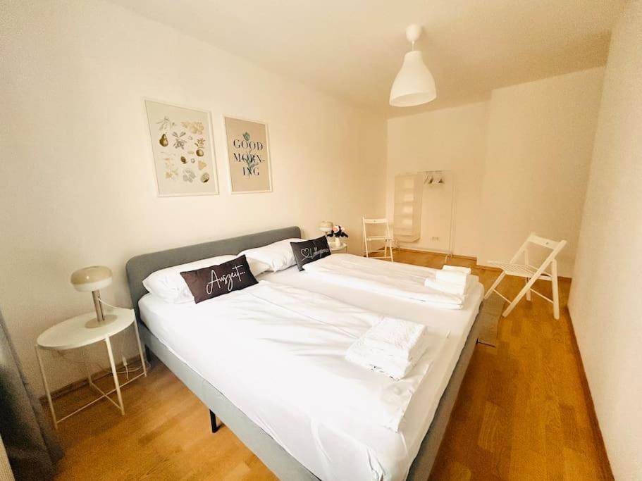 Beautiful With Balcony Apartment Wien
