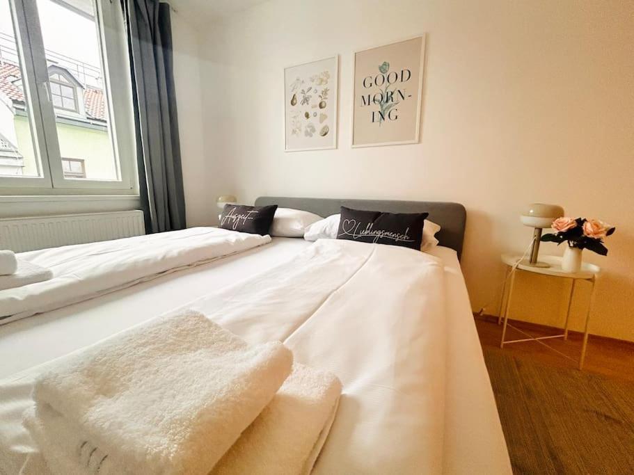 Beautiful With Balcony Apartment Wien