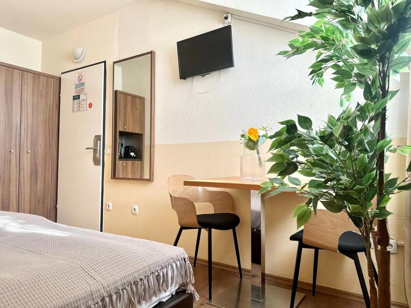Paid Parking I Calm Location I 10 Minutes To S-bahn Apartment *