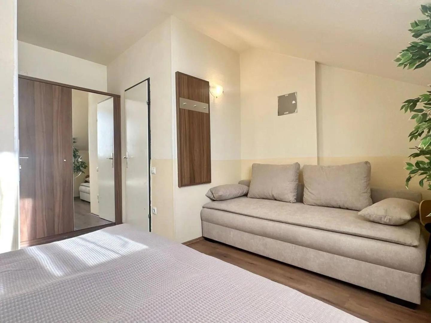 Paid Parking I Calm Location I 10 Minutes To S-bahn Apartment