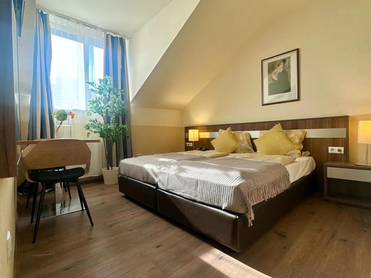 Paid Parking I Calm Location I 10 Minutes To S-bahn Apartment