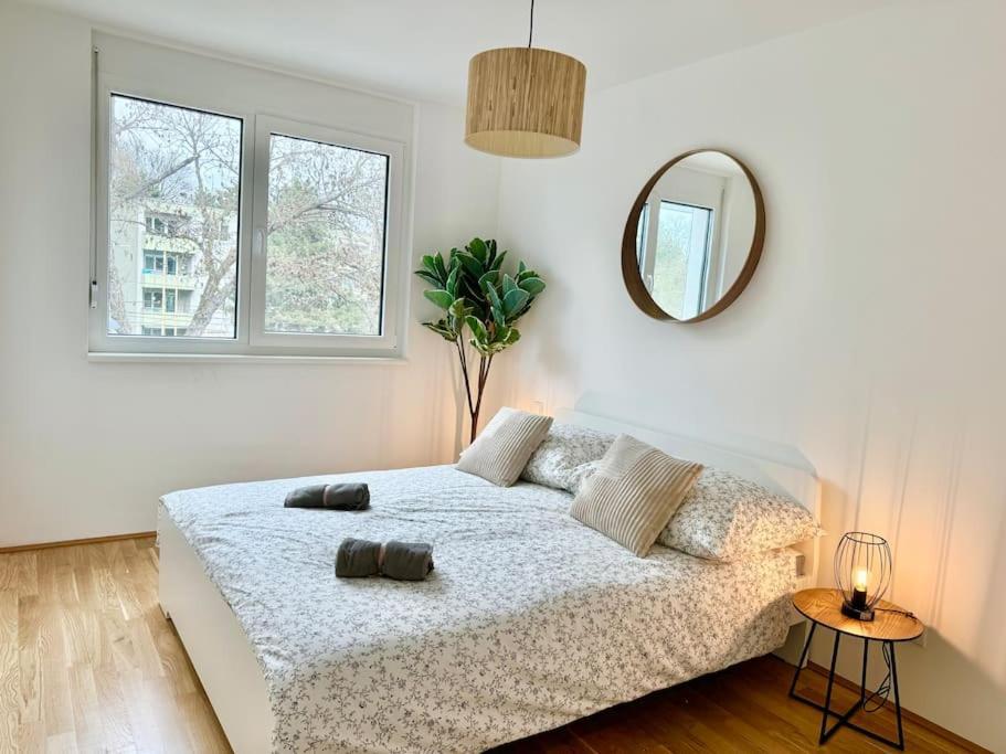 Modern Danube With Balcony & Free Parking Apartment Vienna
