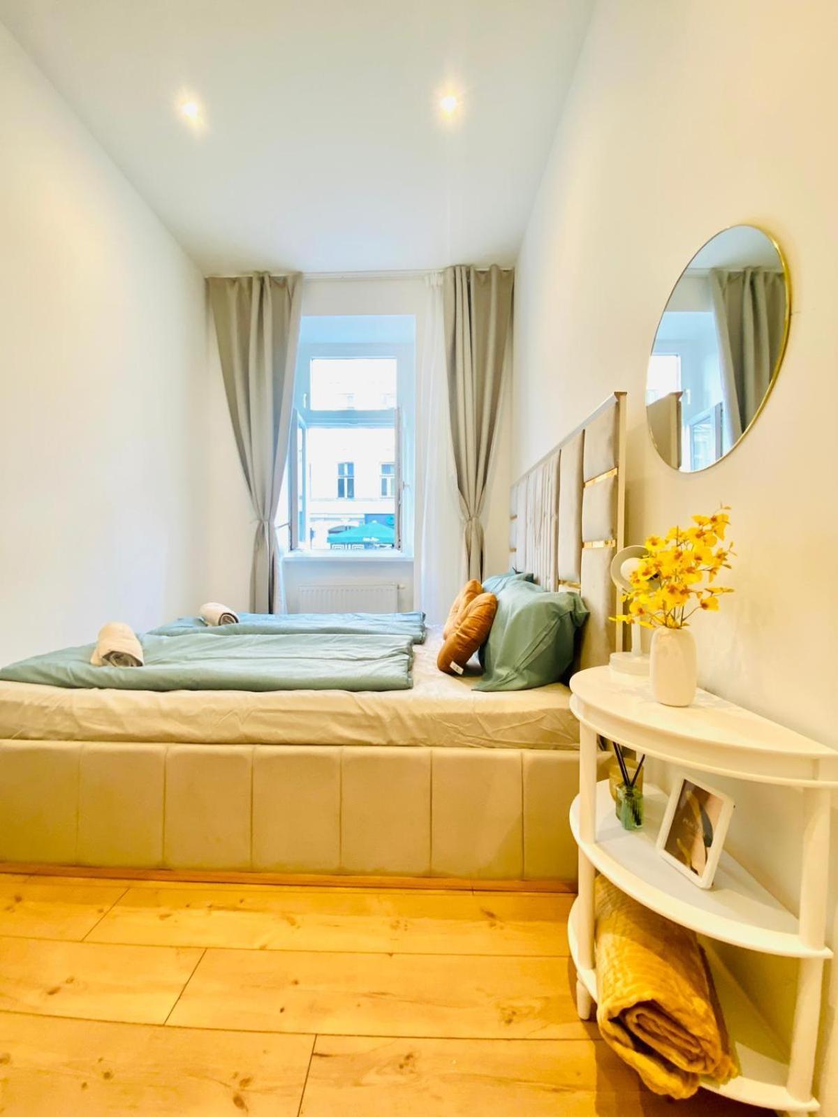 Ottakring Gem Shared 4-br Retreat Breathtaking Views Apartment