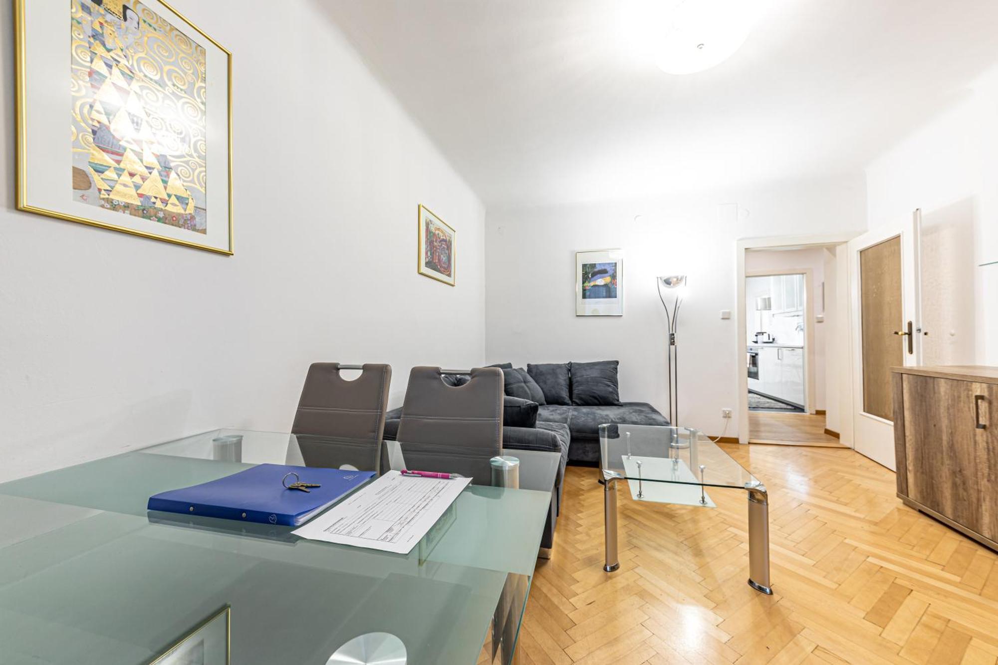 Sunny By Jr - Monthly * Vienna