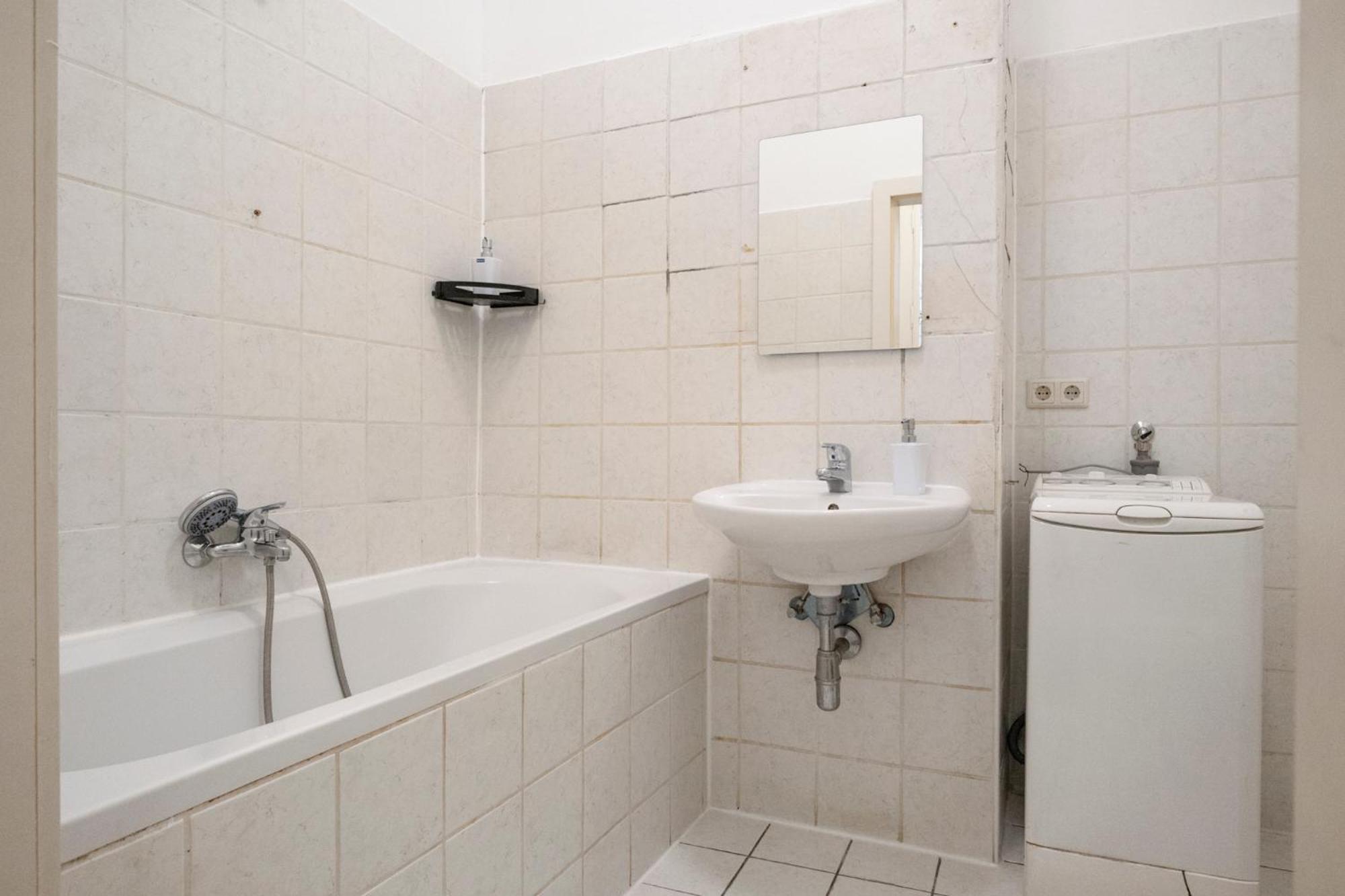 Apartment Amazing 2br Shared Only 7 Min To Wiener Stadthalle *