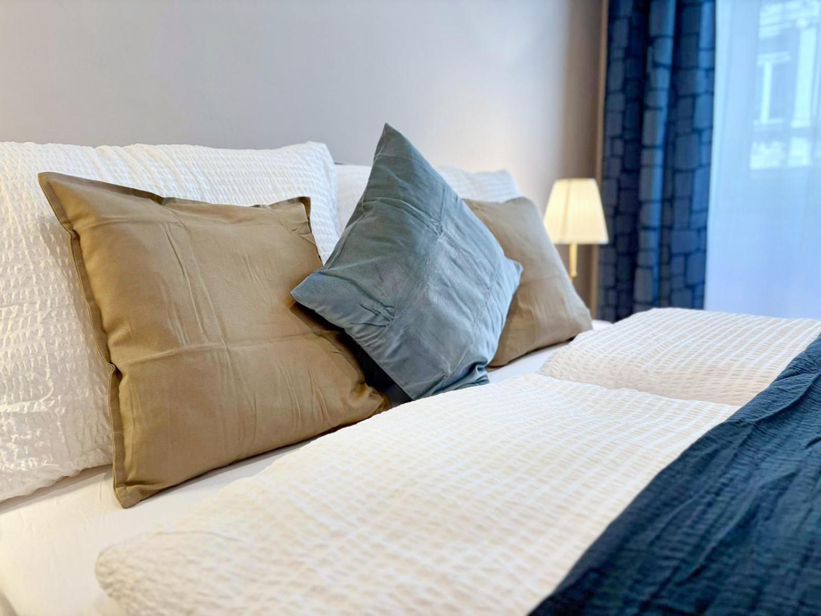 Spacious And Near Metro I Close To Parks I Akh