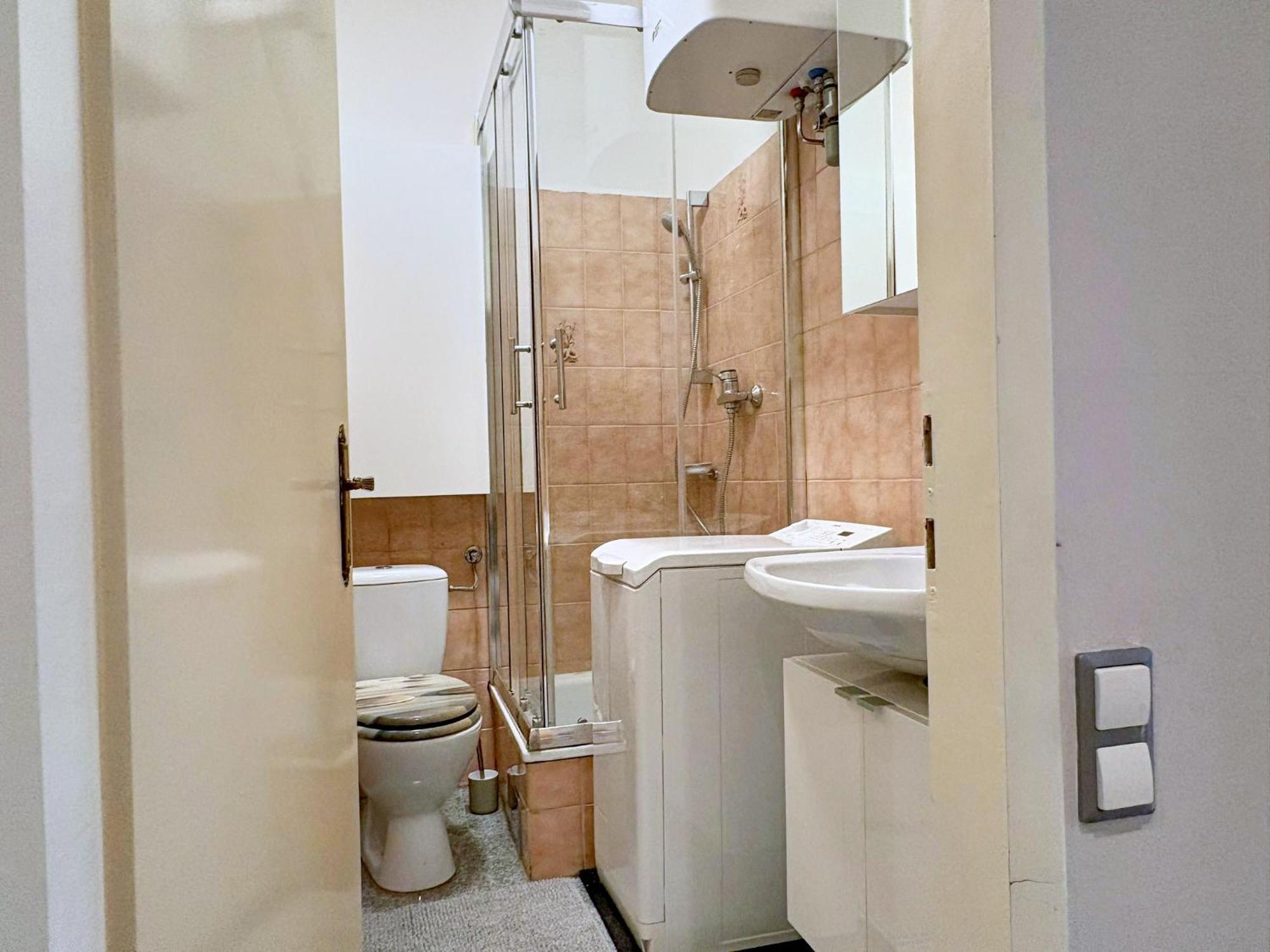 Spacious And Near Metro I Close To Parks I Akh Viena