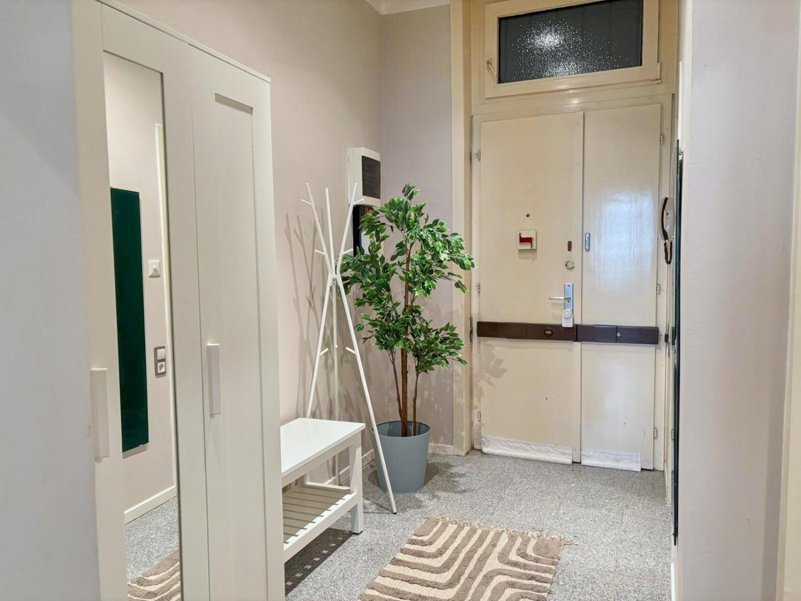 Spacious And Near Metro I Close To Parks I Akh