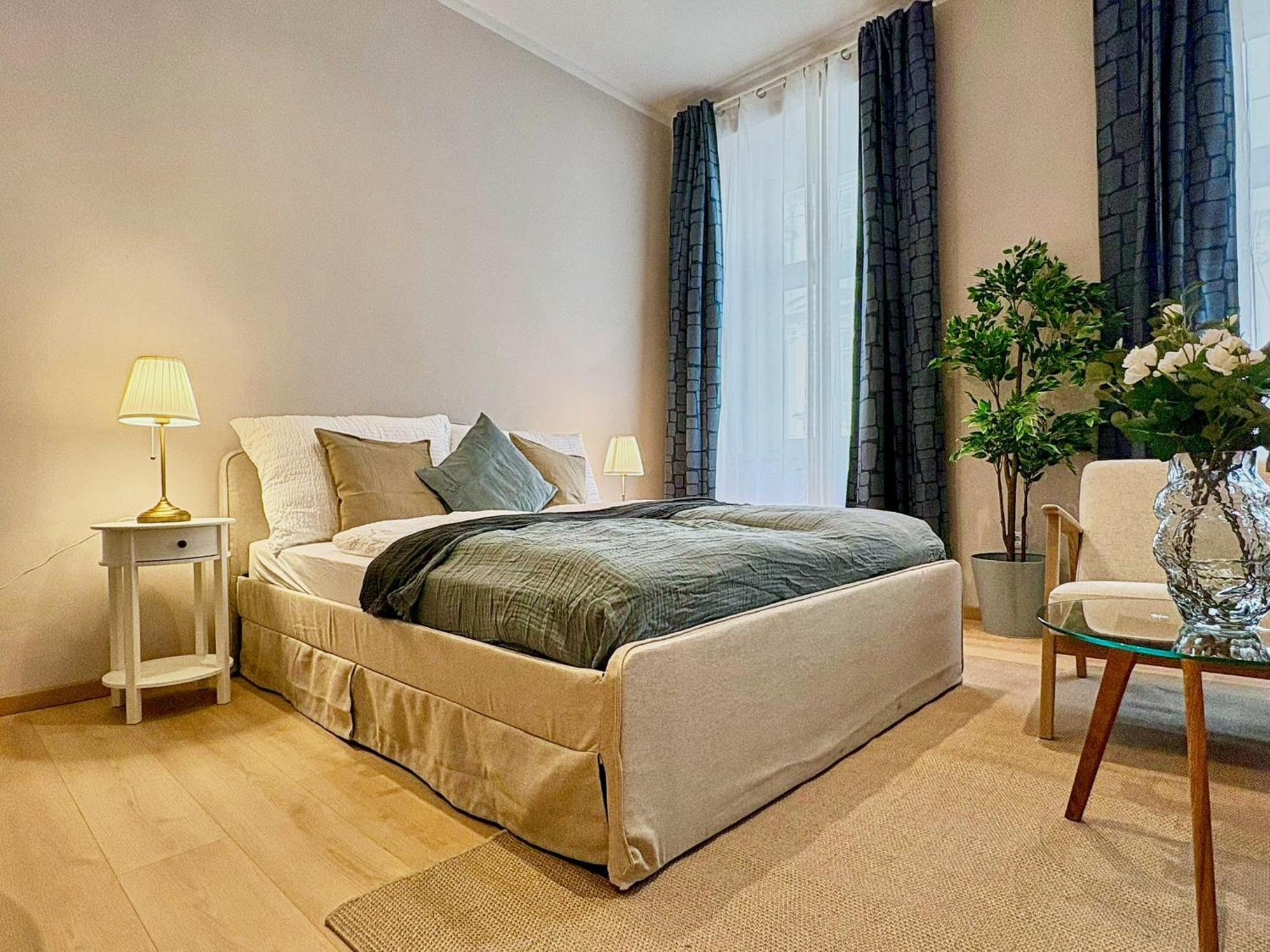 Spacious And Near Metro I Close To Parks I Akh Viena