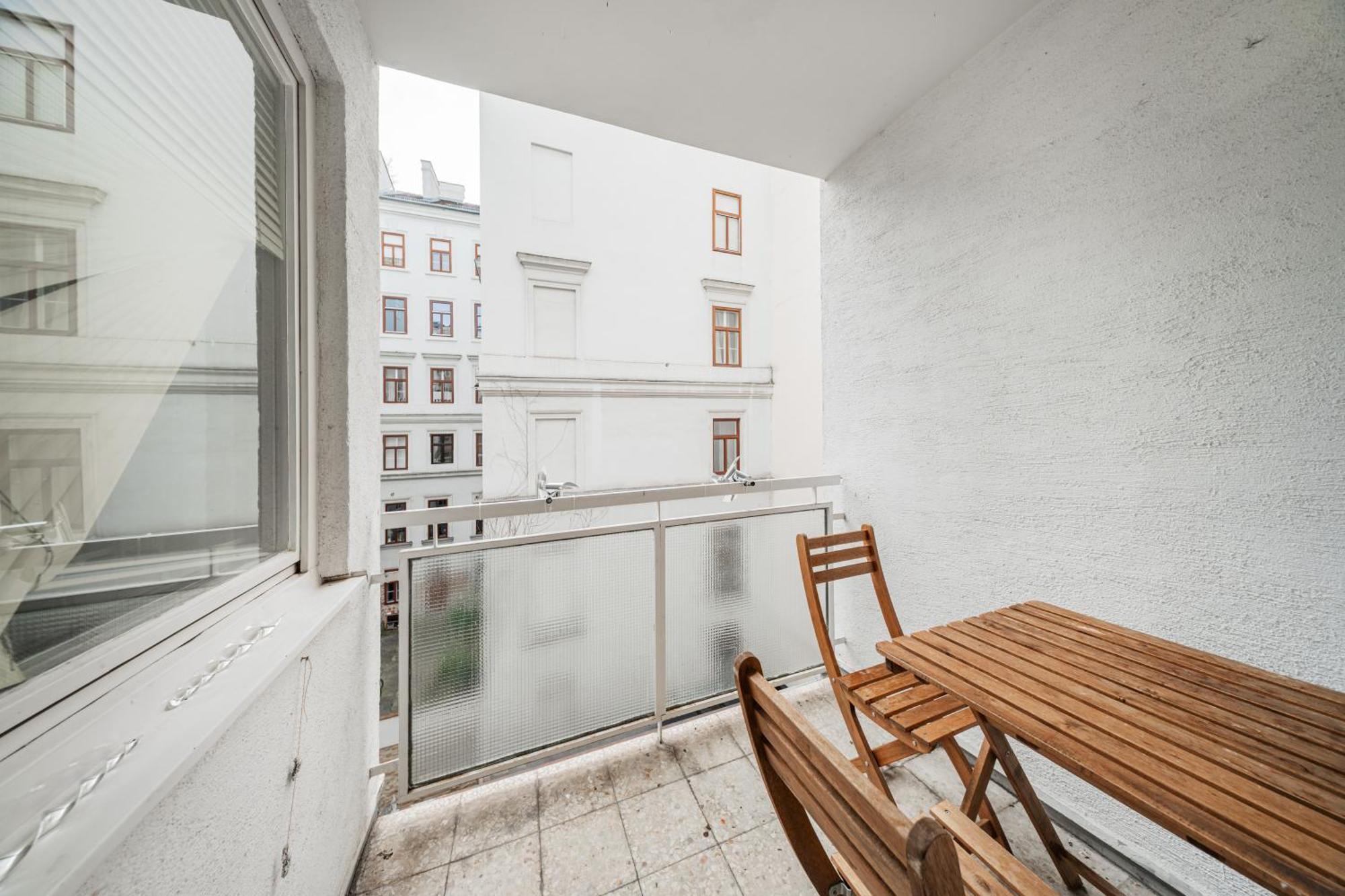 Next To Karlskirche Apartment