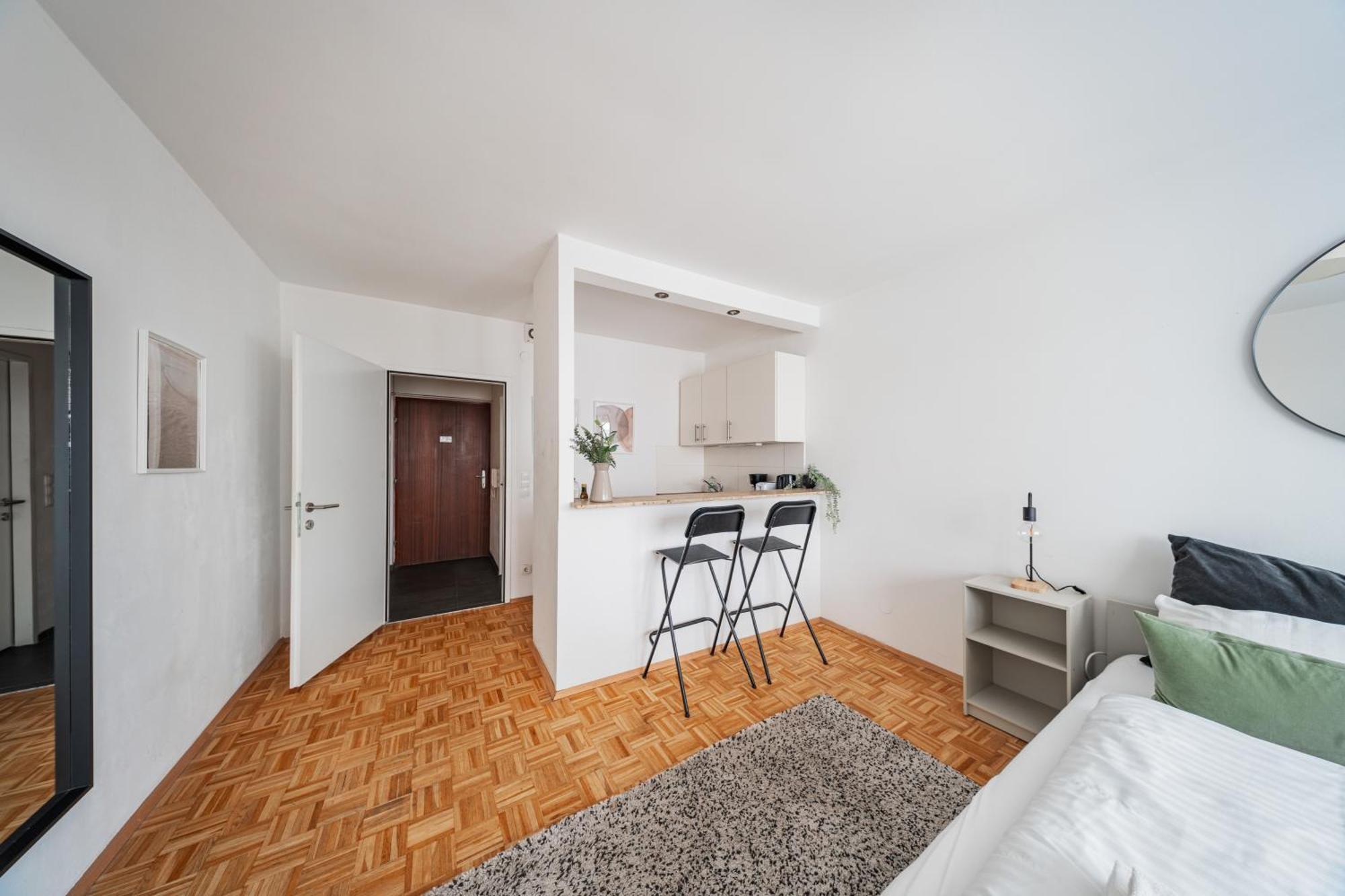 Next To Karlskirche Apartment