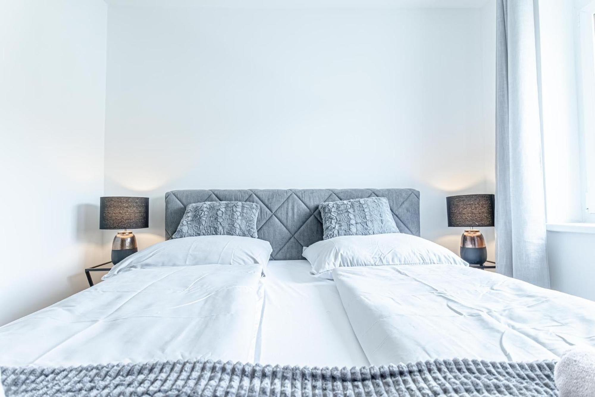 Chic 1br And 1lr In