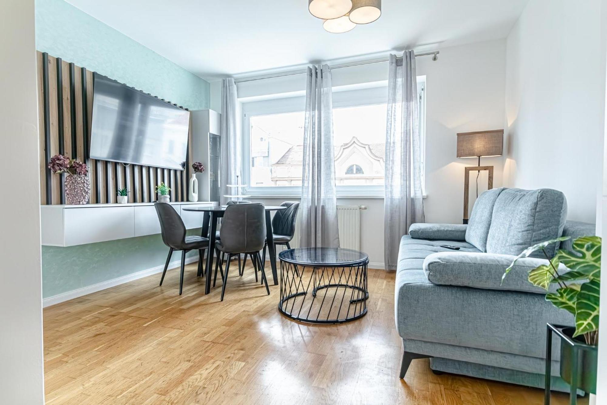 Chic 1br And 1lr In *