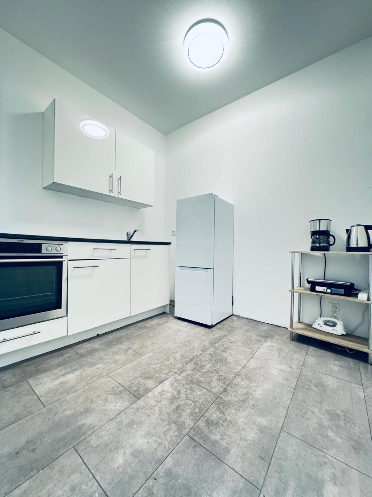 In A Shared Apt 6-min Drive To Schoenbrunn Wien