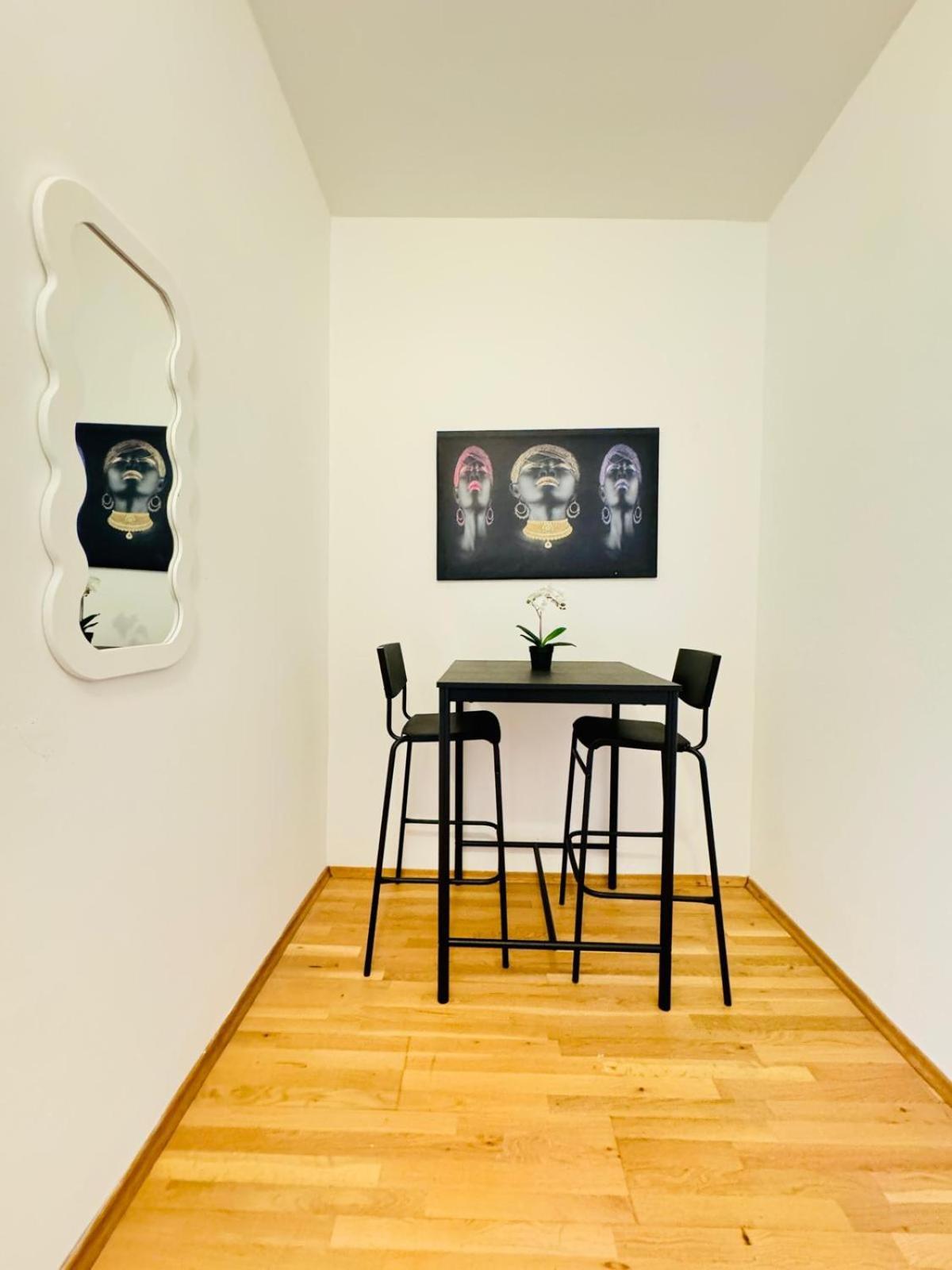 In A Shared Apt 6-min Drive To Schoenbrunn Wien