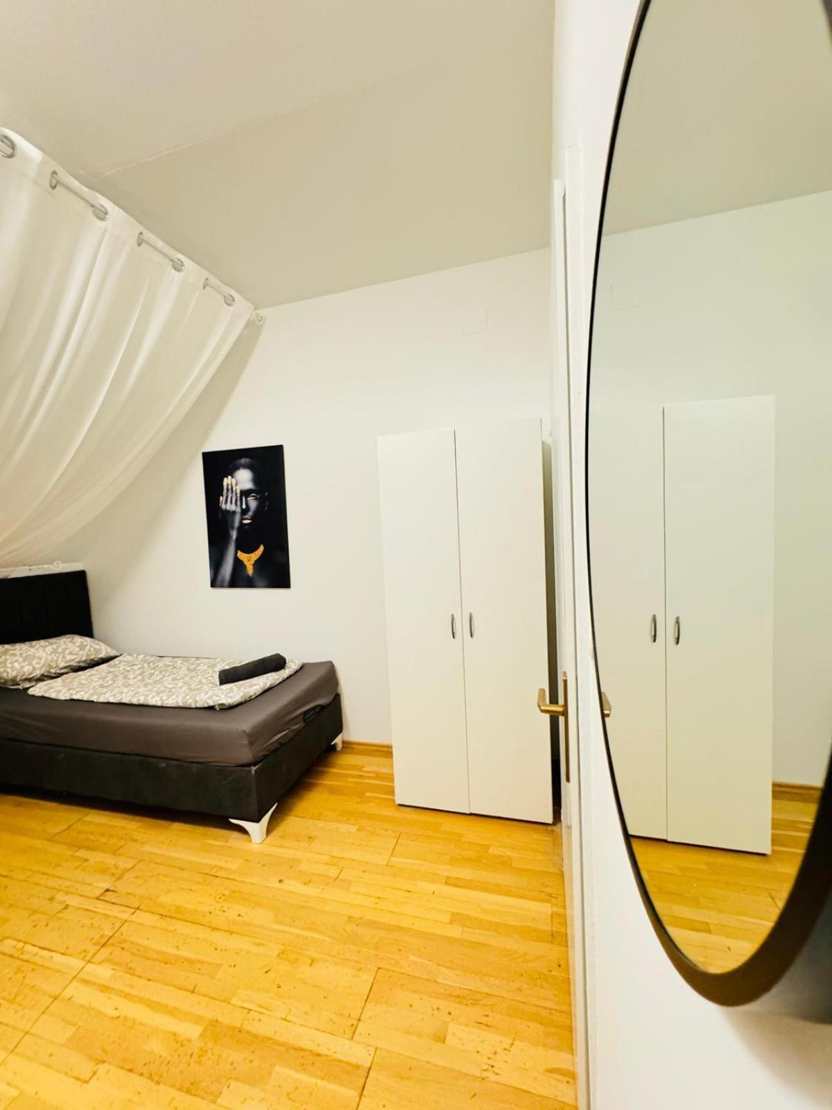 In A Shared Apt 6-min Drive To Schoenbrunn *
