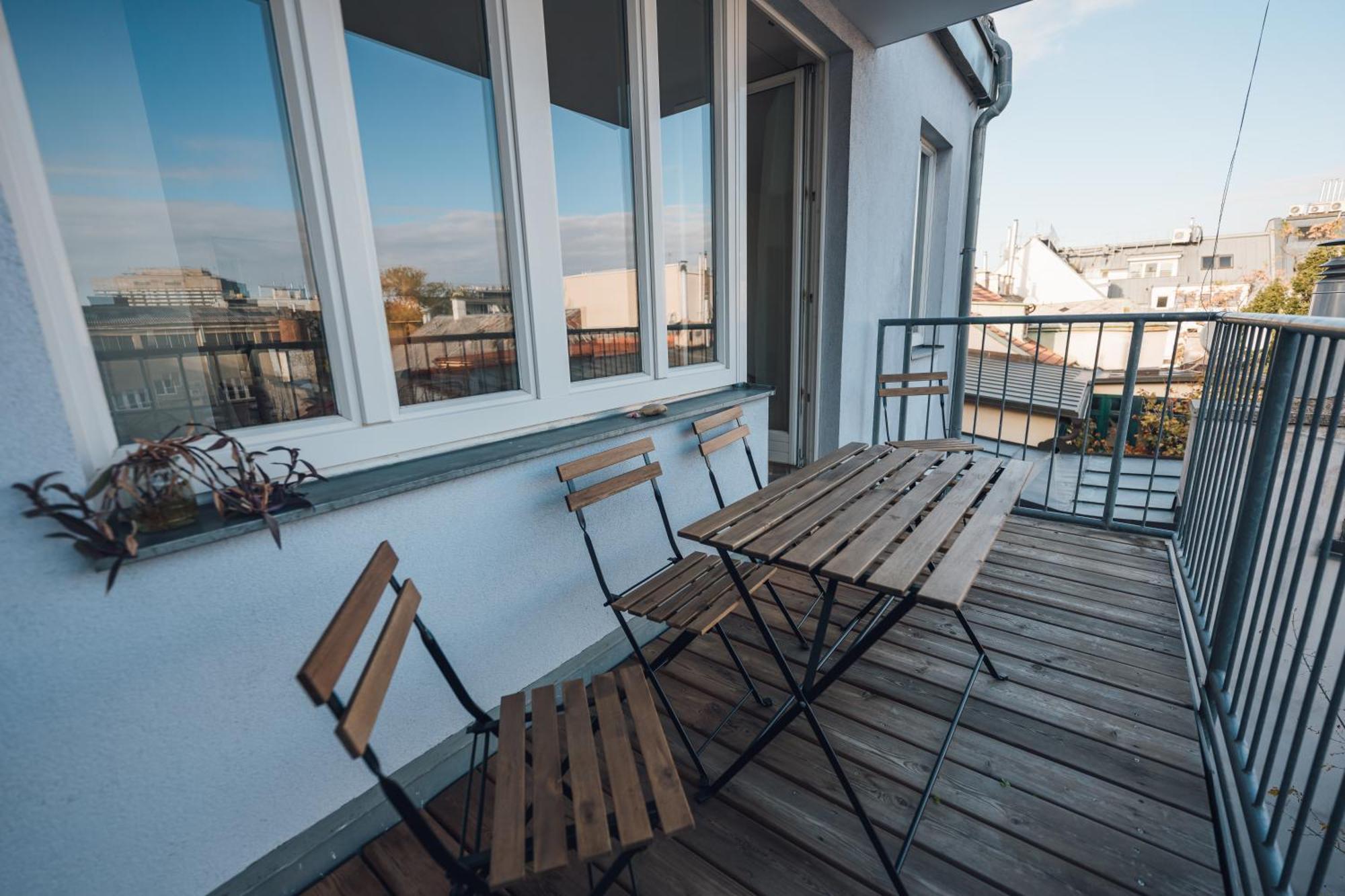Beautiful With Balcony Apartment Wien