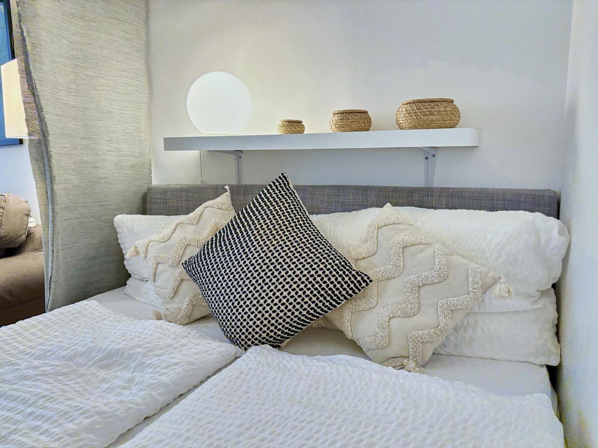 Luxurious And Bright, 5 Min To City Center Apartment *