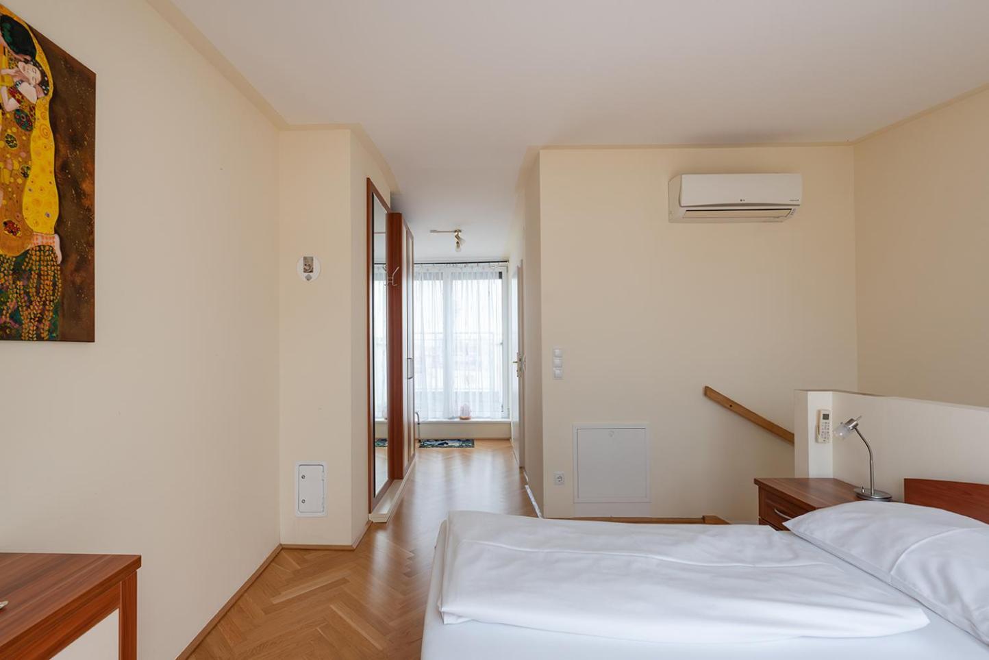 Ruheoase Im Dachgeschoss Mit Klimaanlage, Nur 10 Minuten Ins Zentrum Apartment *