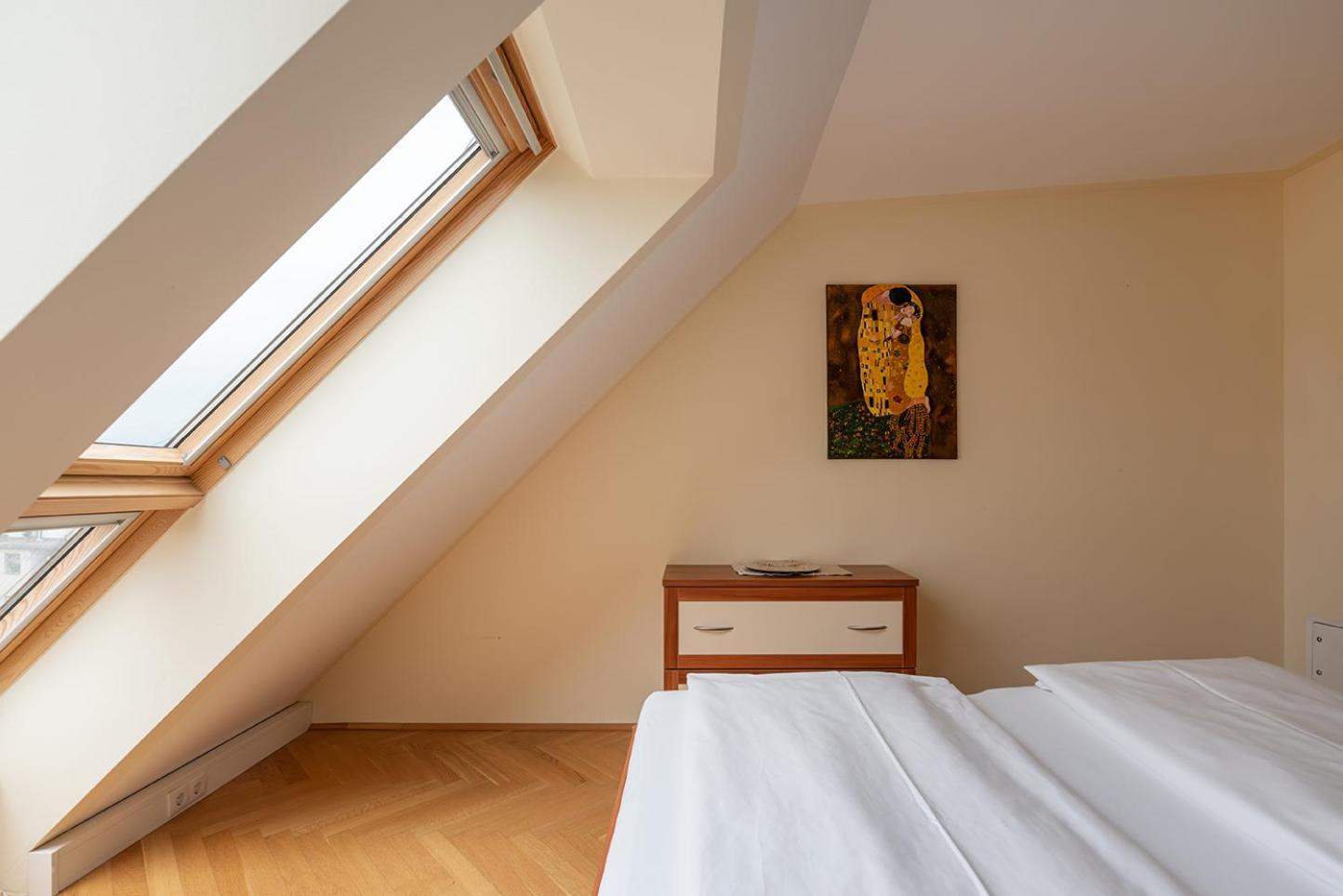 Ruheoase Im Dachgeschoss Mit Klimaanlage, Nur 10 Minuten Ins Zentrum Apartment