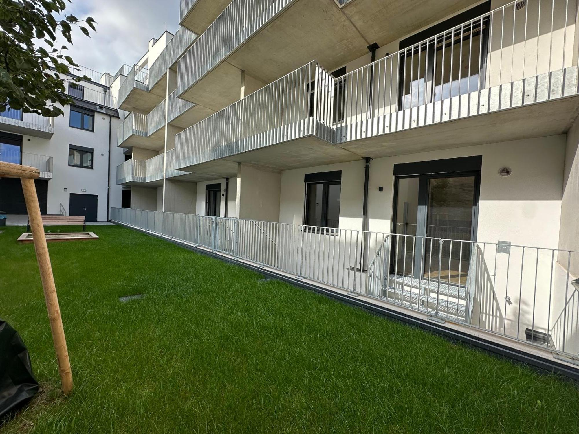 Schoenbrunn Garden Apartment *